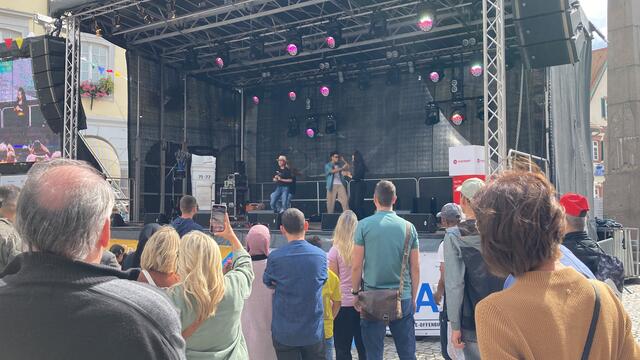 Auf den vier Bühnen, die in der Stadt verteilt sind, gibt es einen bunten Mix aus Musik, Tanz und Gesang.