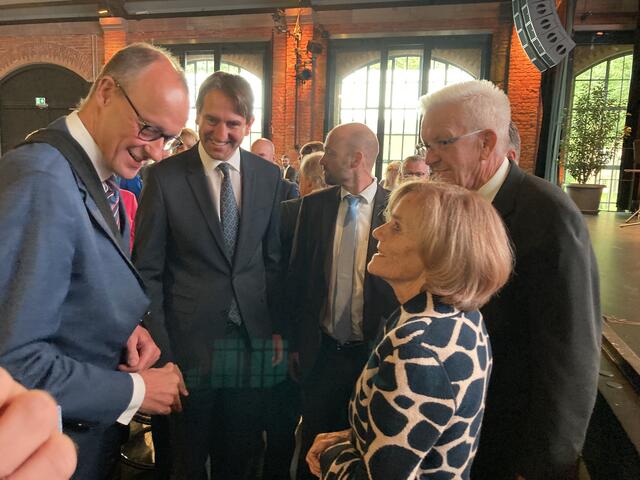 Friedrich Merz (links) im Gespräch mit Ingeborg Schäuble (rechts) | Foto: gro