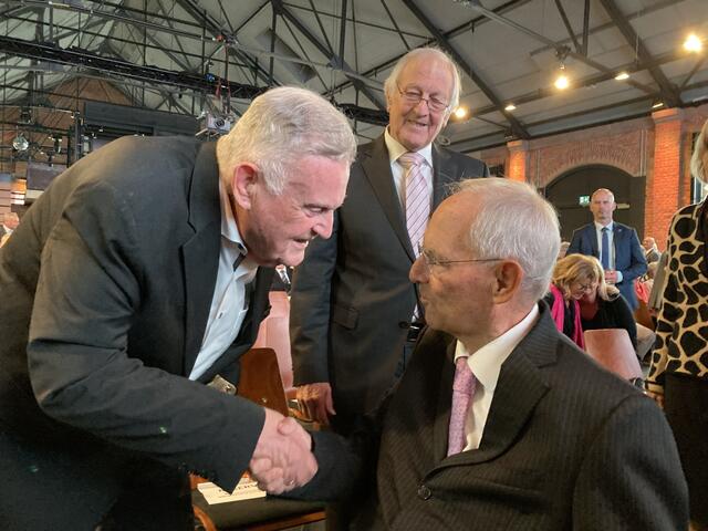 Ministerpräsident a. D. Erwin Teufel gratuliert Wolfgang Schäuble- | Foto: gro