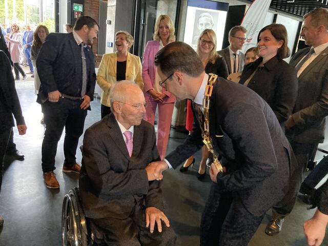 Oberbürgemeister Marco Steffens begrüßt den Ehrenbürger Wolfgang Schäuble. | Foto: gro