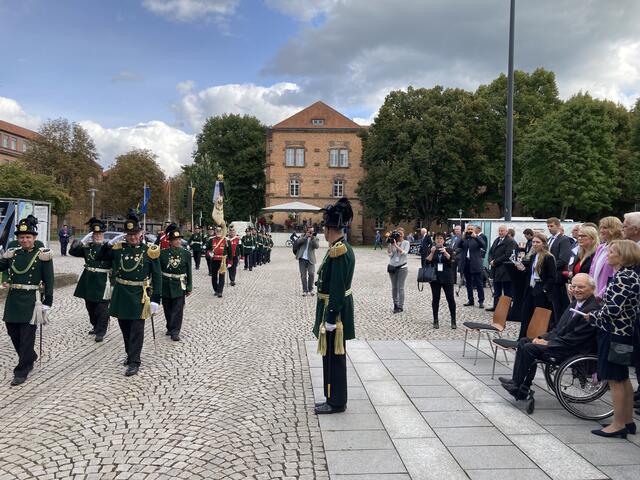 Die Bürgerwehr Zell a. H. marschiert zum Salut auf. | Foto: gro