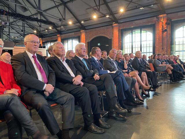 Ein Blick in die erste Reihe: Volker Kauder (v. l.), Winfried Kretschmann, Friedrich Merz, Thomas Strobl mit Ehefrau Christine, Ingeborg und Wolfgang Schäuble. | Foto: gro
