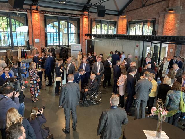 Der Weg durch das Foyer der Reithalle wurde durch viele Glückwünsche begleitet. | Foto: gro