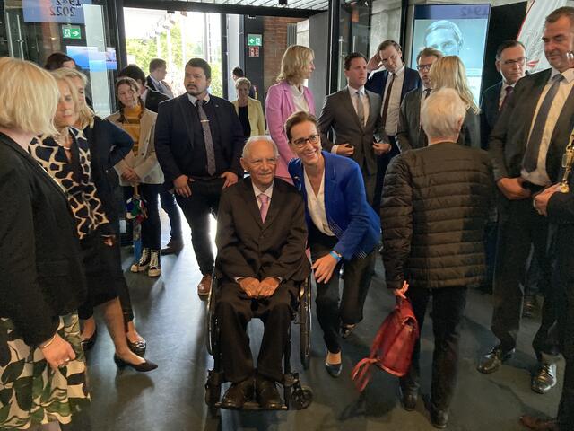 Die ehemalige Oberbürgermeisterin von Straßburg, Fabienne Keller, gratuliert. | Foto: gro