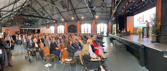 Viele waren in die Reithalle nach Offenburg gekommen, um Wolfgang Schäuble an seinem Geburtstag zu würdigen - auf der Bühne steht Friedrich Merz. | Foto: gro