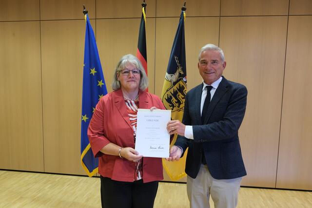 Ettenheims Hauptamtsleiterin Julia Zehnle nahm aus Händen von Innenminister Thomas Strobl die Urkunde entgegen. | Foto: Innenministerium