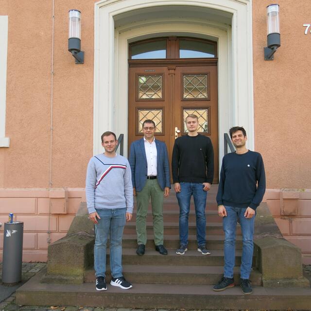 Pascal Woitschitzky (v. l.), Oberbürgermeister Klaus Muttach, Tim Fallert und Raphael Heisch, Leiter der Fachgruppe Kinder- und Jugendsozialarbeit | Foto: Helga Sauer/Stadt Achern