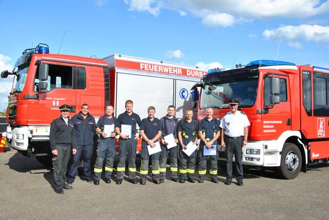 Feuerwehrleute aus Durbach und Werkfeuerwehr Koehler mit Kreisbrandmeister Bernhard Frei (links) und Schiedsrichterobmann Christian Keller (rechts) | Foto: Landratsamt Ortenaukreis