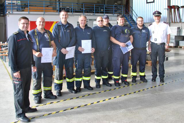 Feuerwehrleute aus Achern, Friesenheim und Oberharmersbach mit Kreisbrandmeister Bernhard Frei (links) und Schiedsrichterobmann Christian Keller (rechts) | Foto: Landratsamt Ortenaukreis