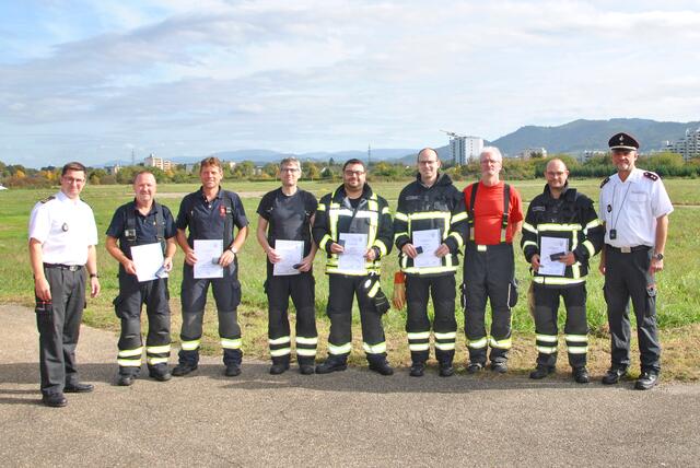 Feuerwehrleute aus Kehl, Hausach und Wolfach mit Kreisbrandmeister Bernhard Frei (links) und Schiedsrichterobmann Christian Keller (rechts) | Foto: Landratsamt Ortenaukreis 