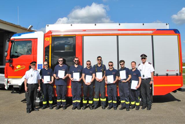 Feuerwehrleute aus Appenweier mit Kreisbrandmeister Bernhard Frei (links) und Schiedsrichterobmann Christian Keller (rechts) | Foto: Landratsamt Ortenaukreis