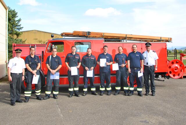 Feuerwehrleute aus Kehl und Schwanau mit Kreisbrandmeister Bernhard Frei (links) und Schiedsrichterobmann Christian Keller (rechts) | Foto: Landratsamt Ortenaukreis