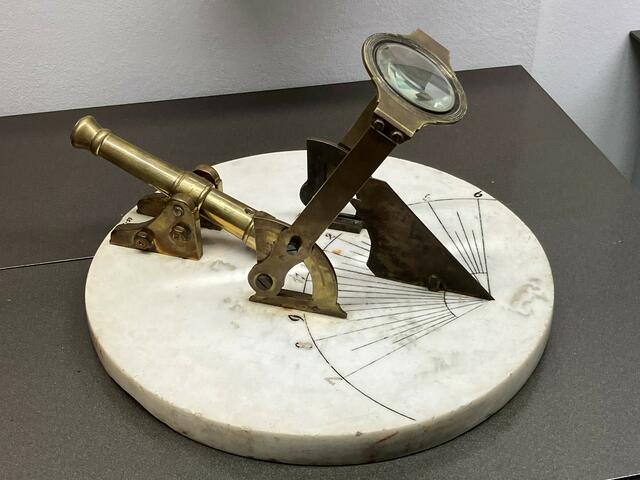 Sonnenuhr im Deutschen Uhrenmuseum – weitere Fotos, auch vom Kerzenwecker, gibt es auf 