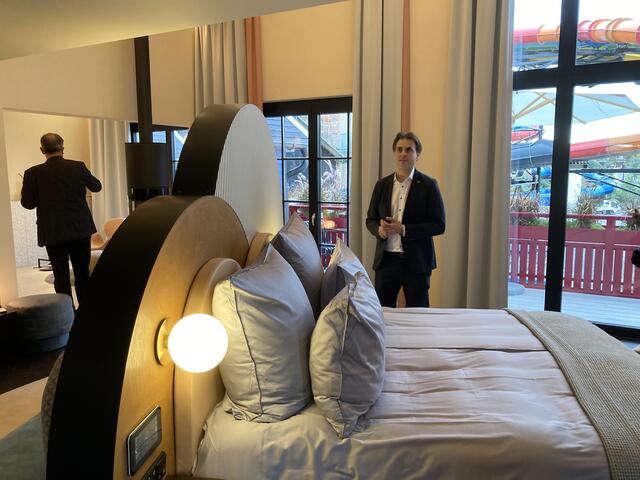 Thomas Mack vor dem drehbaren Bett in einer der elf neuen Boutique Suiten im Hotel "Krønasår" | Foto: gro