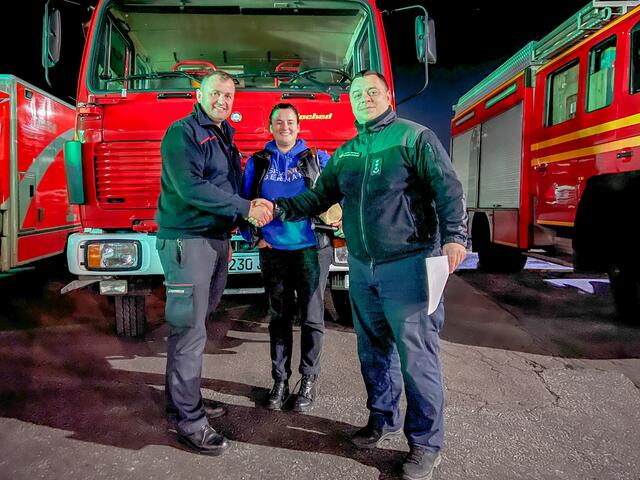 Feuerwehrkommandant Viktor Liehr und Darya Romanenko bei der Übergabe der Kehler Feuerwehrfahrzeuge kurz hinter der ukrainischen Grenze. | Foto: Stadt Kehl