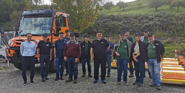 Abschiedsfoto vor Unimog und Anbaugeräten von MULAG | Foto: (c) Gerhard Große