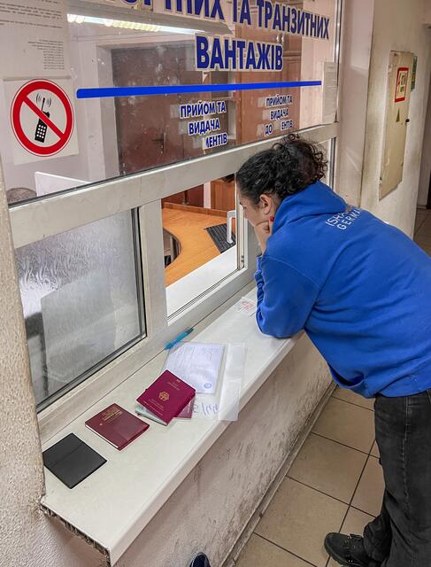 Insgesamt fünf Stunden nahmen die Formalitäten zur Ausreise aus Polen und zur Einreise in die Ukraine in Anspruch. Darya Romanenko, die in Kehl und Charkiw gleichermaßen zu Hause ist, war für die Kehler Feuerwehrmänner eine wichtige Unterstützung. | Foto: Stadt Kehl