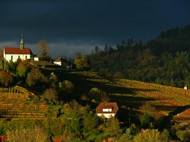 Ein kurzer Moment strahlte die Sonne die Jakobus-Kapelle auf dem Bergle an und tauchte sie in ein schönes Licht. | Foto: Alfred Schramm