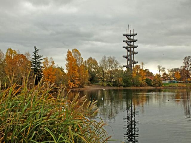 Der 44 Meter hohe  Weißtannenturm in Kehl, im Garten der zwei Ufer, spiegelt sich hier in einem ehemaligen Altrheinarm. Er ist eines der beliebtesten Fotomotive in Kehl. | Foto: Alfred Schramm