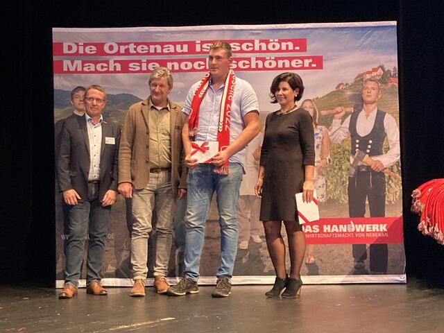 Der Förderpreisträger des Bezirk Acherns der Sparkasse Offenburg Ortenau (2. v. r.) Jason Gaiser | Foto: gro