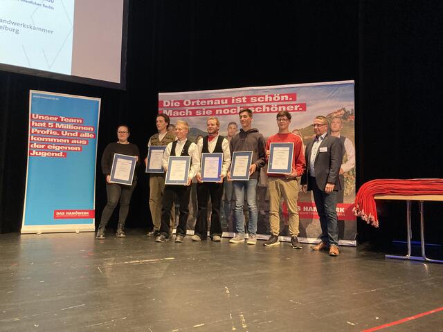 Die Förderpreisträger 2022 im Herbst | Foto: gro