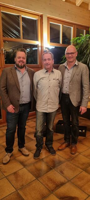 Seit 45 Jahre ist Josef Kiefer (M.), Leiter des Versand bei der Winzergenossenschaft beschäftigt. Stephan Danner (l.), geschäftsführender Vorstand, und Siegfried Wörner, Vorstandsvorsitzender gratulieren. | Foto: Winzergenossenschaft Durbach