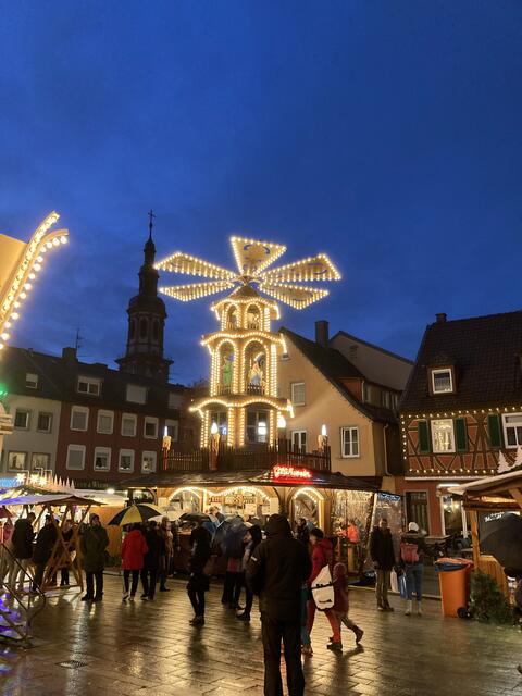 Die Weihnachtspyramide steht auf dem Marktplatz. | Foto: gro