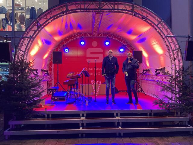 Eröffnung des Offenburger Weihnachtsmarktes: Markus Knoll (l.) und Bürgermeister Oliver Martini | Foto: gro