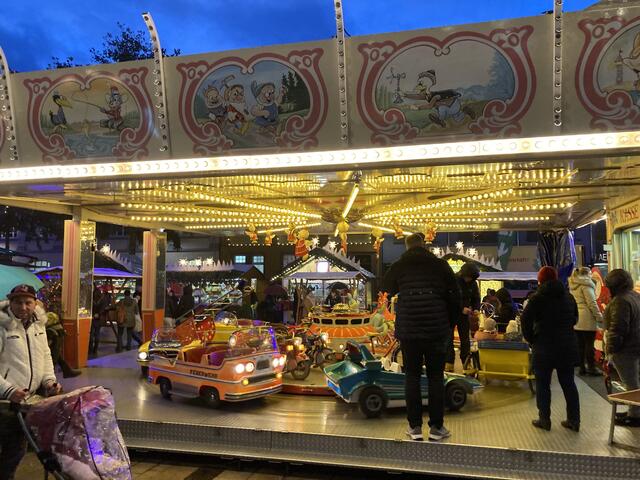 Ein großes Kinderkarussell begeistert die kleinen Besucher. | Foto: gro
