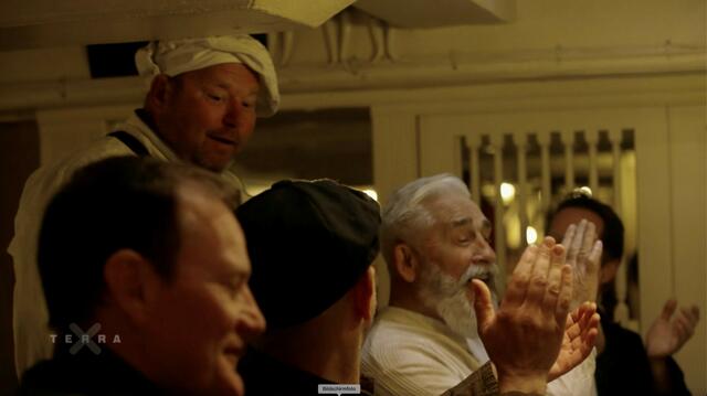 Heinz Geiger (hinten) spielt den Schiffskoch | Foto: Jürgen Stumpfhaus