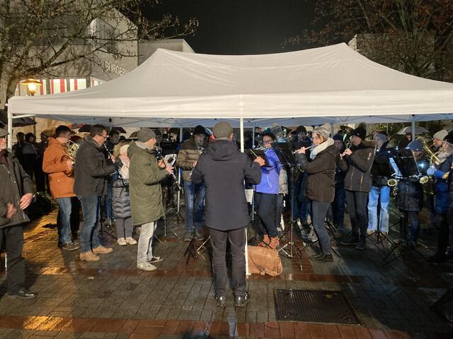 Die Stadtkapelle Oberkirch umrahmt die Veranstaltung vor dem Rathaus musikalisch.  | Foto: mak