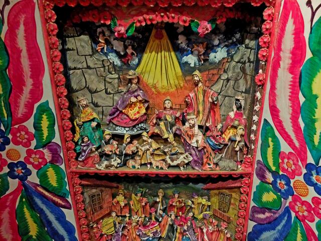 Eine farbenfrohe Krippe mit vielen Figuren aus Peru, die oftmals in bemalten Schränken in Szene gesetzt werden. | Foto: Alfred Schramm