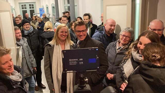 Ein freudestrahlender Wahlsieger kommt zusammen mit seiner Frau ins Oberkircher Rathaus. | Foto: mak