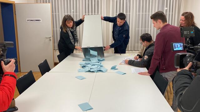 Nach Schließung der Wahllokale beginnt die Auszählung. | Foto: mak