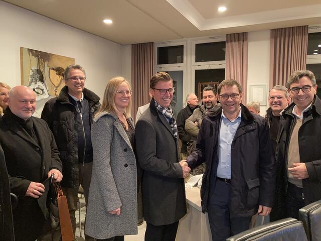 Die Amtskollegen - wie hier Acherns Oberbürgermeister Klaus Muttach - gratulieren Gregor Bühler. | Foto: mak