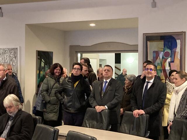 Die drei Mitbewerber Nicolas Boschert (v. l.), Bernd Hansert und Stefan Hattenbach schauen gebannt auf die Auszählergebnisse. | Foto: mak