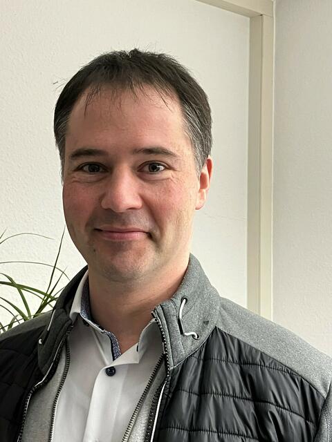 FDP-Kreisvorsitzender Johannes Baier verrät sein Rezept für Coq au vin – eingelegt in Spätburgunder. | Foto: Glaser