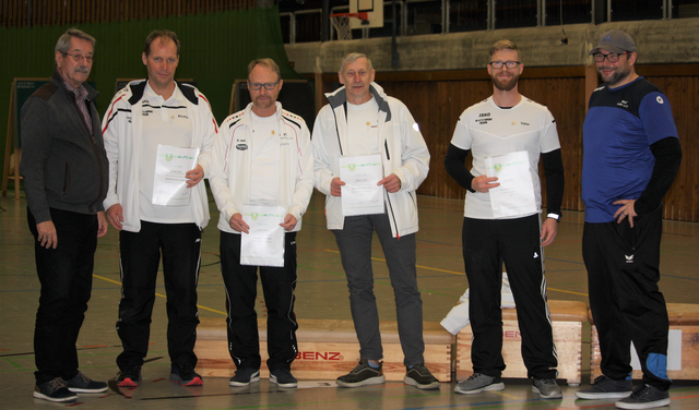 Kreisschützenmeister Klaus Stoffel( links) und Bogenreferent Stefan Eichner
(rechts) ehrten im Auftrag des südbadischen Schützenverbands Riccardo Hehr ( Zweiter von l.) und Tobias Bruch ( Zweiter von r.) mit der Ehrennadel klein Silber sowie den 1. Vorsitzenden Hartmut Bruch (Dritter von l.) und den 2. Vorsitzenden Andreas Asmus ( Dritter von r.) mit der Ehrennadel klein Gold. | Foto: Sabine Herm