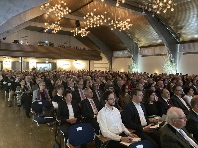 Mehr als 500 Gäste fanden den Weg in die vollbesetzte Erwin-Braun-Halle. | Foto: mak