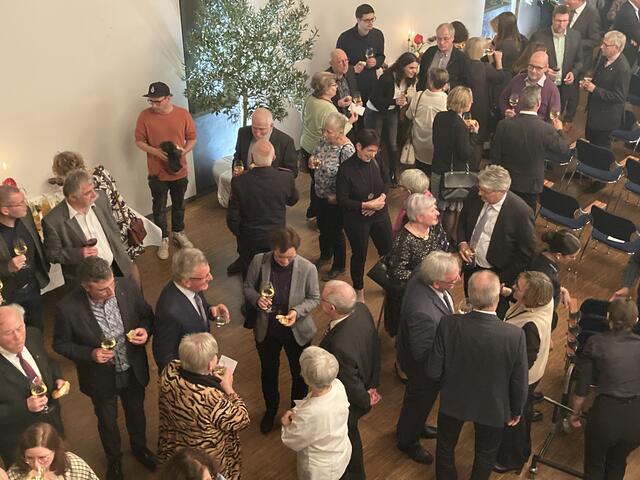 Nach dem Sektempfang gab es noch einen gemütlichen Stehempfang.  | Foto: mak