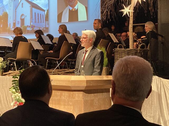 Pfarrer Roland Kusterer sprach die Segenswünsche für das neue Jahr. | Foto: mak