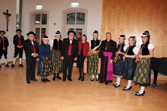 Erzbischof Stephan Burger (4. v. r.) und Prälatin Dagmar Zobel (Mitte) freuten sich über den Besuch der zahlreichen Trachtengruppen im erzbischöflichen Ordinariat. | Foto: Josef Hügle