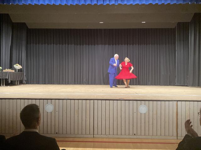 Nelli und Dietmar Ehrentraut begeisterten mit ihrer Tanzeinlage das Publikum.  | Foto: mak