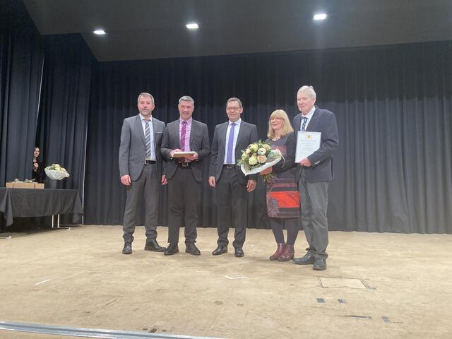 Bernd Boschert (2. v. l.) und Stefan Kininger (r.) bekamen die Ehrennadel des Landes Baden-Württemberg verliehen. | Foto: mak