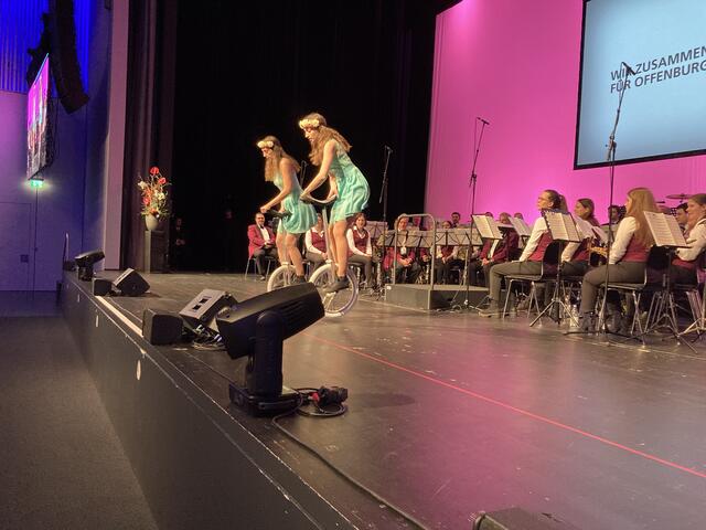 Céline und Saskia Lipps auf dem Einrad | Foto: gro