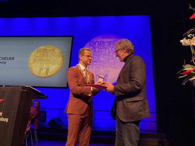 Bürgermedaille für Fritz Scheuer, VCO (rechts) | Foto: gro