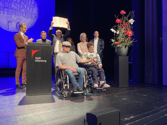 Bürgermedaille für die Behindertensportgrruppe OFfenburg: Marco Steffens (v. l.), Dr. Michael Glatt, Ehrenvorsitzender Günther Pfullendörfer, Andreas Burgert, Petra Reichert, Monika Konprecht und Holger Kimmig | Foto: gro