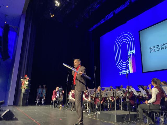 Markus Knoll beim Versuch die Hüften kreisen zu lassen. | Foto: gro.