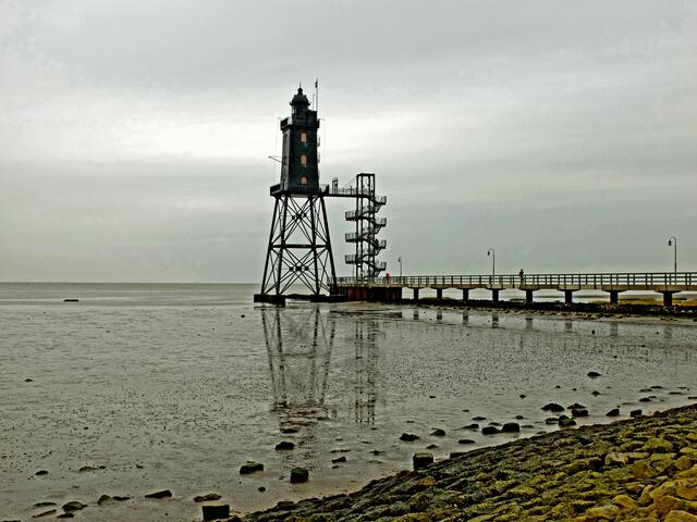 Ein beliebtes Fotomotiv ist der Leuchtturm "Obereversand" bei Dorum. Seine Höhe beträgt 37,4 m über Niedrigwasser. Es handelt sich um einen schwarzen, vierseitigen Turm auf Gitterkonstruktion, mit zwei Galerien und runder Laterne.  | Foto: Alfred Schramm