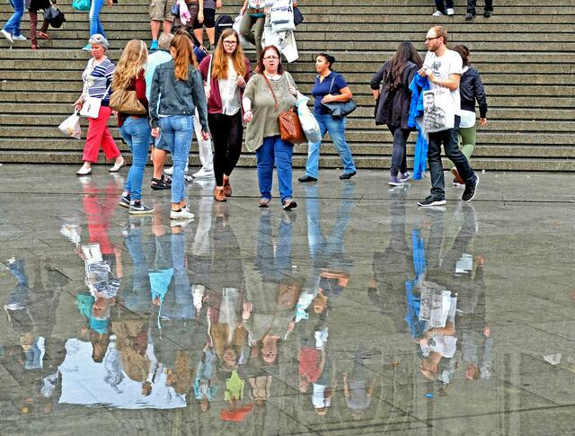 Nach einem starken Regenguss, war die "Kölner Domplatte" mit einer Wasserschicht überdeckt und erzeugte eine tolle Reflexion, der Passanten.
"Domplatte" ist die umgangssprachliche Bezeichnung für die den Kölner Dom seit 1970 umgebende 7000 m² große Fußgängerplattform.   | Foto: Alfred Schramm